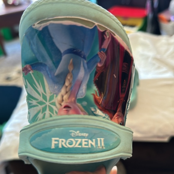 Crocs. Disney Frozen II size 9. Nice shape. Elsa & Anna on front. - Picture 8 of 8